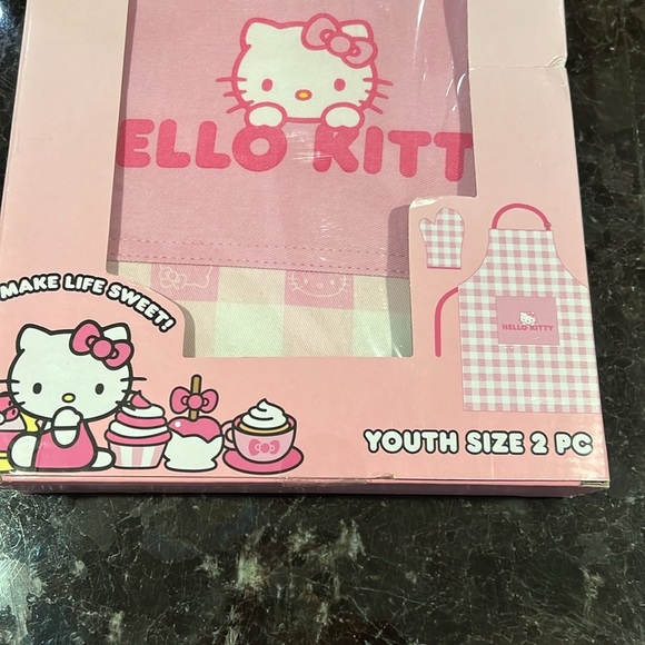 HELLO KITTY Youth Apron & Oven Mitt Boxed Set - new in box never opened - Picture 3 of 7